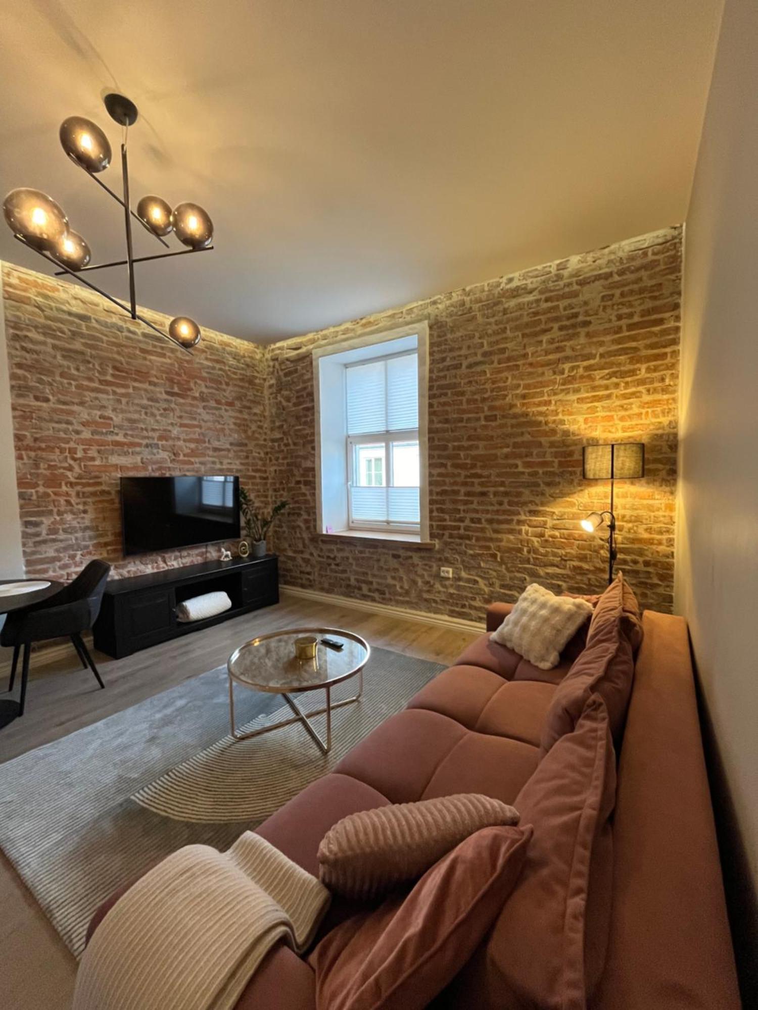Old Town Apartment - Self Check In Voru Ngoại thất bức ảnh